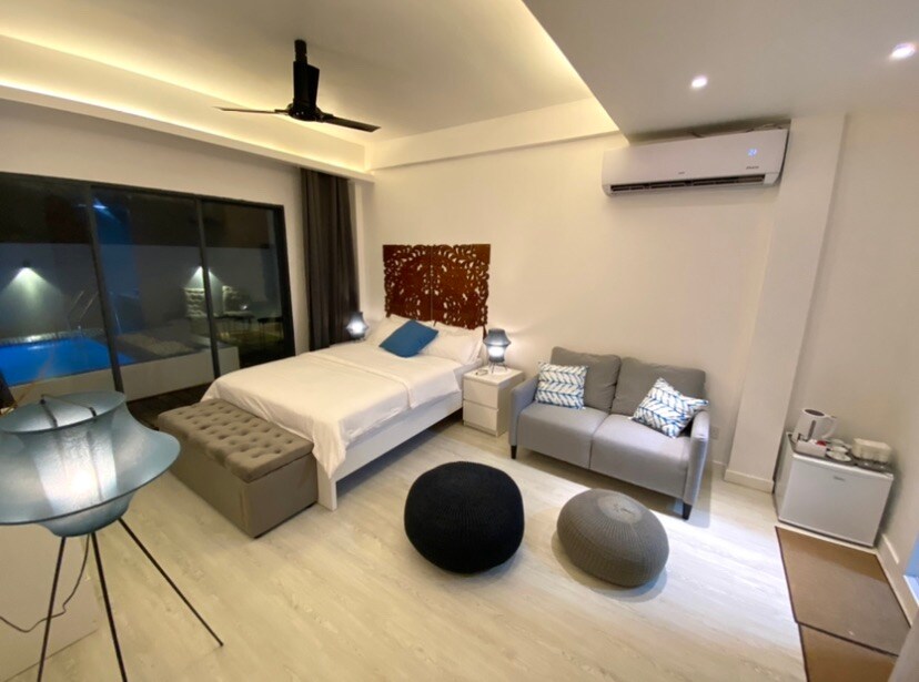 Kategoria e dhomës: Dhoma Superiore e Mbretëreshës
Kjo dhomë ndodhet në katin përdhes.
Kjo dhomë ka qasje të drejtpërdrejtë private në zonën e përbashkët të pishinës dhe pishinës. Kjo është dhoma jonë më e madhe me kapacitet për të akomoduar 2 krevate shtesë