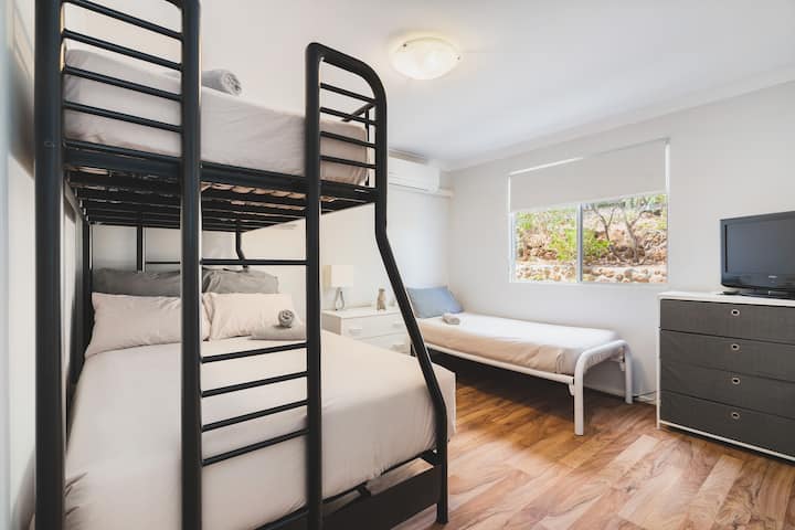 双层床（单人床和双人床）和单人床