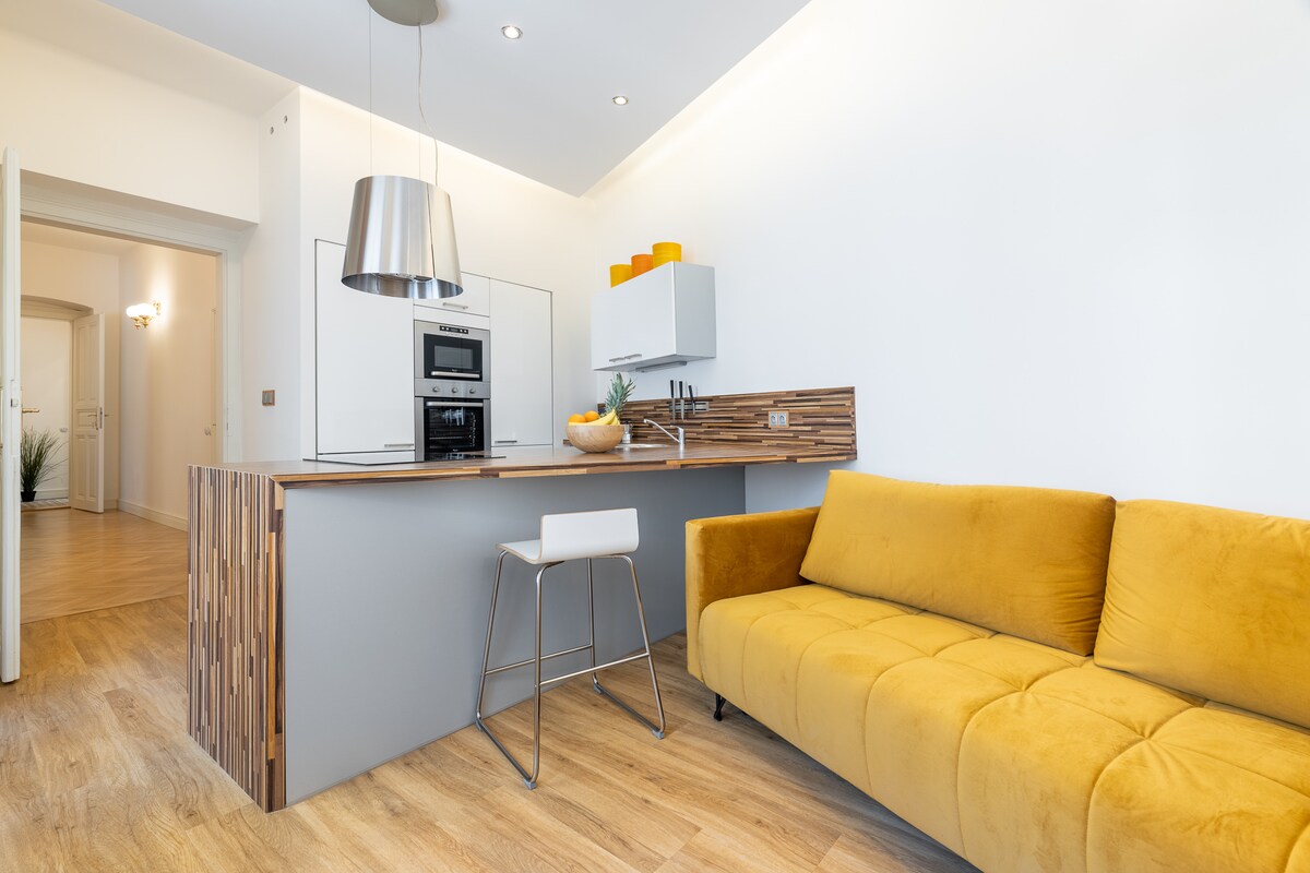 Obývacia izba s pohovkou je možné zmeniť na posteľ.