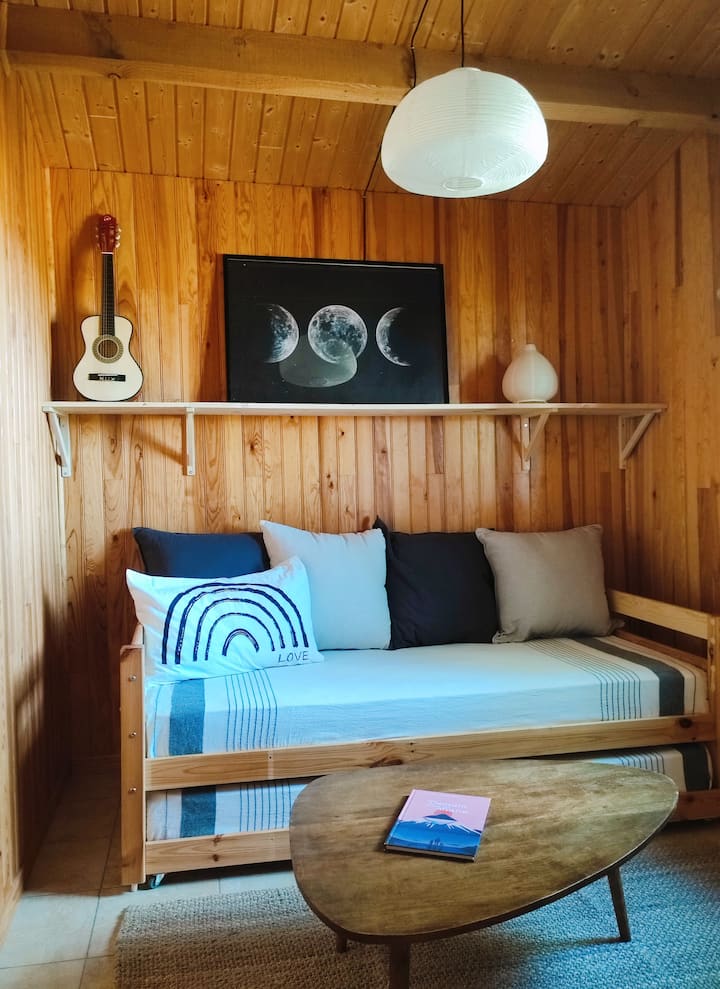 La sala de estar que se convierte en dormitorio con 2 camas nido para 1 persona.