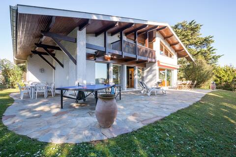 6 Bathrooms • Beach 10mn walk, garden
