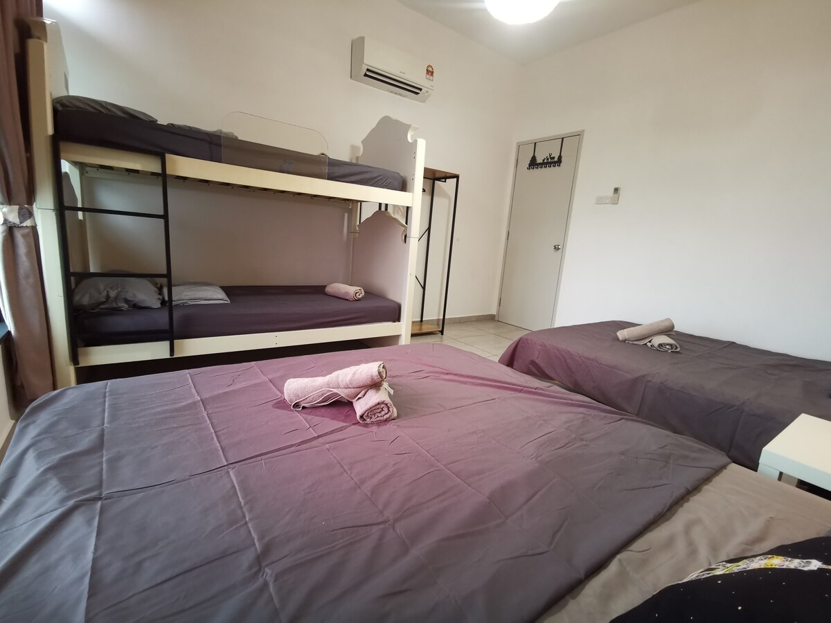 2. soba s 1 bračnim krevetom (širine 150-179 cm), 1 bračnim krevetom (širine 150-179 cm) i 1 bračnim krevetom (širine 150-179 cm) 