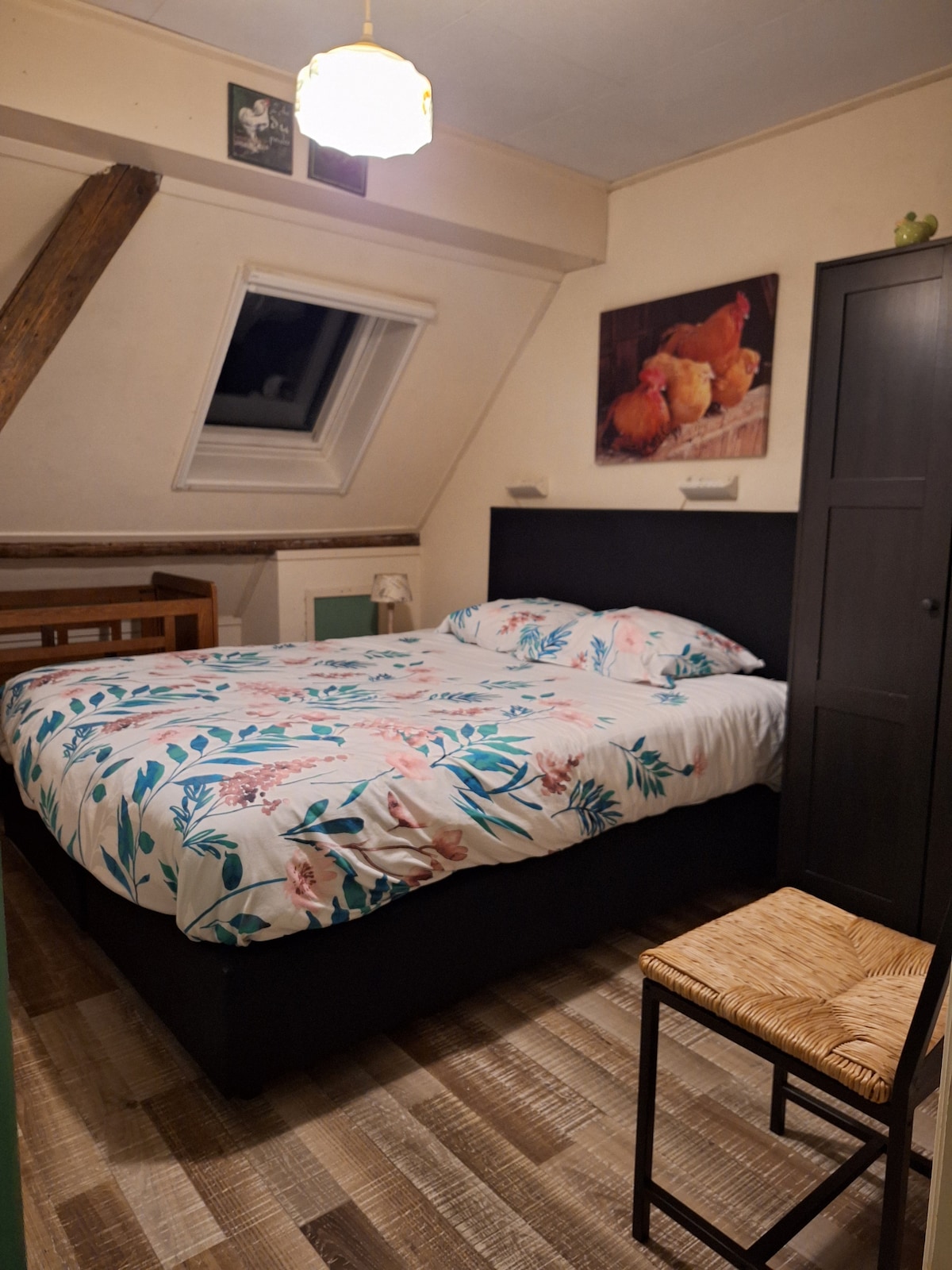 prostrana spavaća soba s bračnim krevetom , idemo ovdje „s pilićima na štapu ”