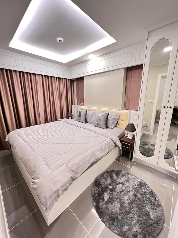 Una camera da letto king-size 