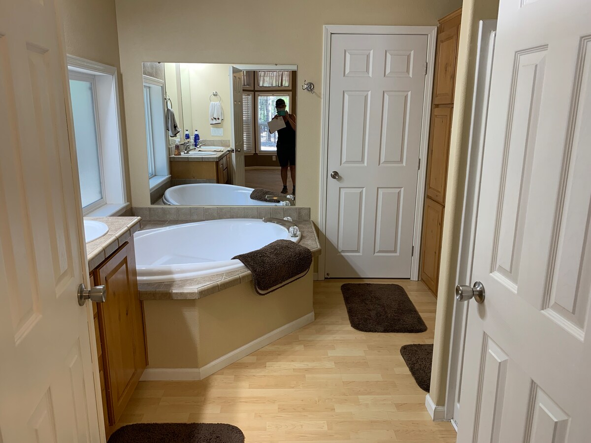 ห้องอาบน้ำหลัก #1 พร้อมอ่างแช่ตัว