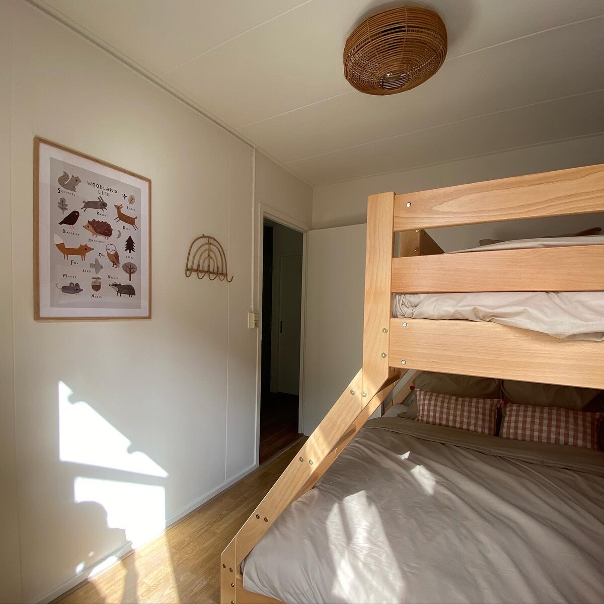 Втората спалня с тройно двуетажно легло.