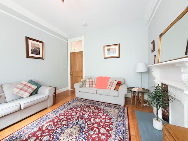 Entire 2-BR Apt in Old Town next to Royal Mile