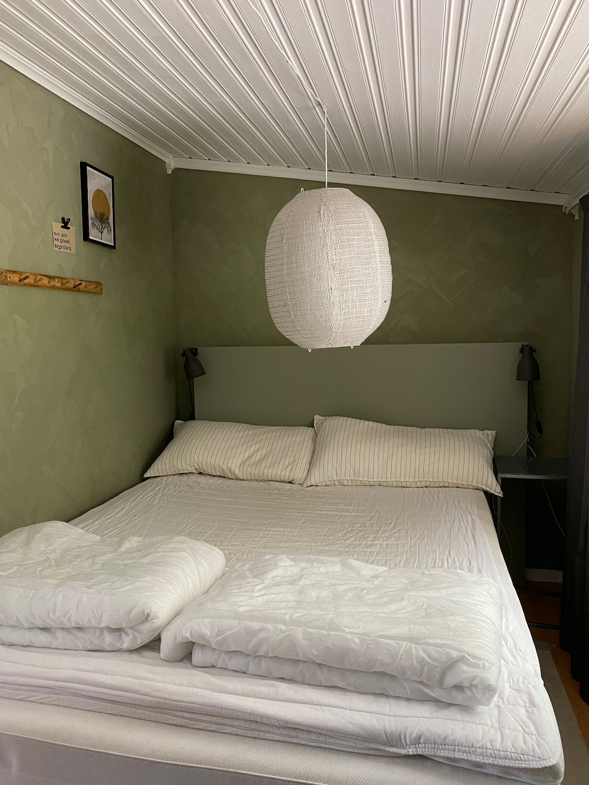 ห้องนอนพร้อมเตียงคู่ 