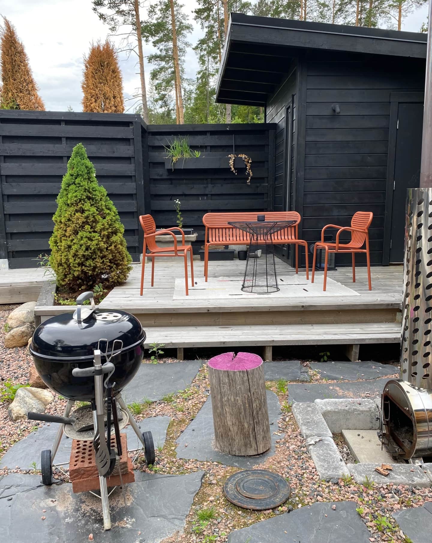 Kierrätetty Pikimusta Mini-hirsitalo 5