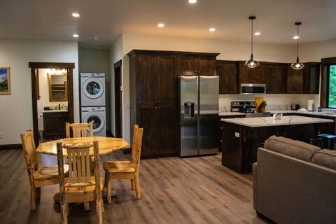 Brand new 1-bedroom loft apartment near Glacier
