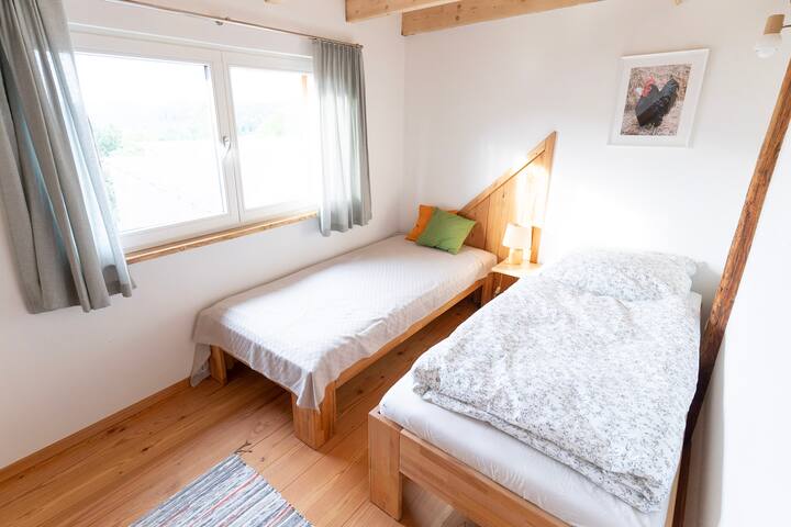 غرفة نوم بسريرين فرديين