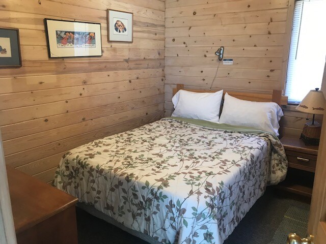 Eerste slaapkamer. Kunst is Alaskan van Sivertsons. Veel lokale vissers, waaronder mijn geweldige schoonmaker, hebben in Alaska tijd doorgebracht met vissen. 