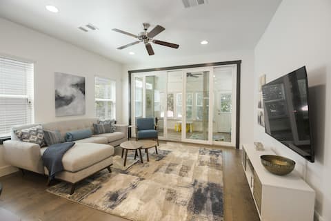 Popular Airbnb listing: Centrally located home for vacation getaways in Mahncke Park
