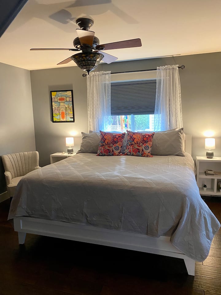 Dormitorio principal con una cama tamaño king y almohada.