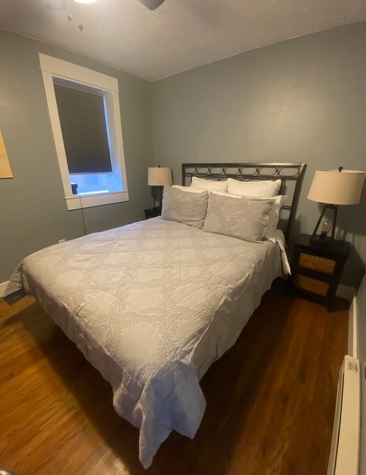 Segundo dormitorio con una cama tamaño queen.