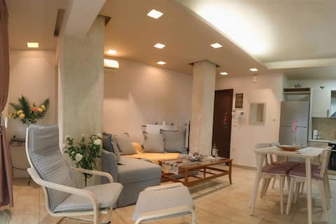 A7 Beauty Vouliagmeni Apt in a Unique Spot