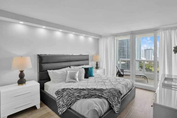 2ª camera da letto con letto matrimoniale grande, accesso al balcone, TV in streaming Roku