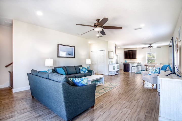 Walk To Beach W/ Hottub! Cheery 4br In Jax Beach - Jacksonville Beach, FL