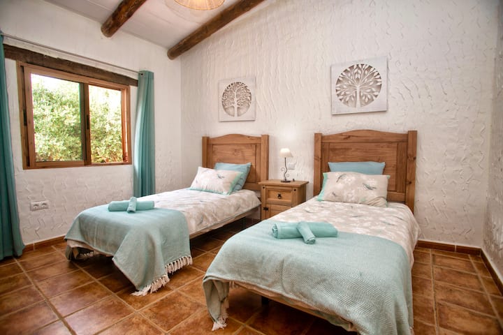 Bedroom 2: 13 m2 with 2 single beds (90 cm*190 cm) – Oliveraie view.