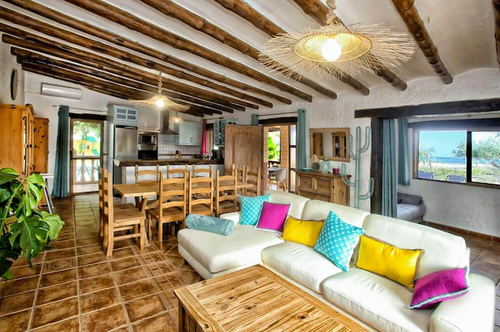 Large and bright 52 m2 living room with its open kitchen. Villa fully air conditioned. Sea view and swimming pool.

