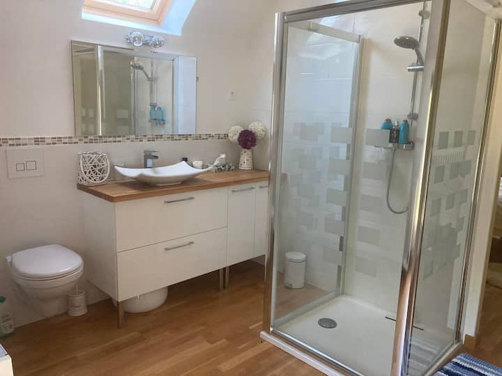 The ensuite shower room and WC offers a delux self contained private space.  S pogledom na vrt i jezero te veluks prozor koji propušta mnogo prirodnog svjetla