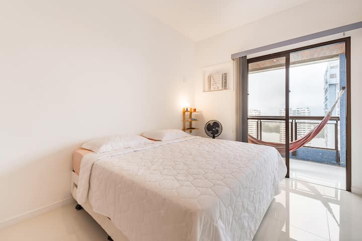 Соба со брачен кревет (широк 150-179 см) која може да се претвори во 2 единечни кревета. Под него има трет единечен кревет. Новиот клима уред функционира совршено! Или вентилатор, ако сакате. Табџур за читање. Вертикална завеса.