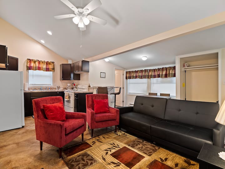 Chardonnay Cottage | Walk To Strip + Pet-friendly - Geneva, OH