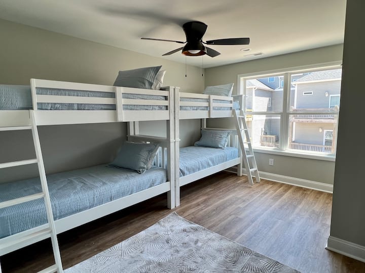 Double bunks to accomodate 4 guests with views of the ocean waves!