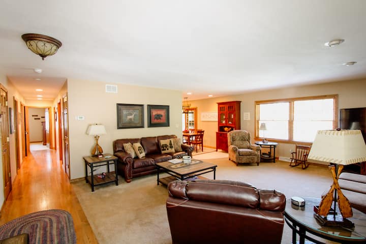 Lakedreams, Luxury 5 Bedroom, Lakefront, Hot Tub - Treasure Lake, DuBois