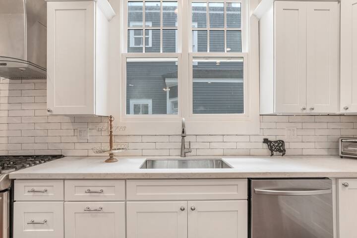 Classy Upscale Home | Perfect Uptown Location gallery image 5