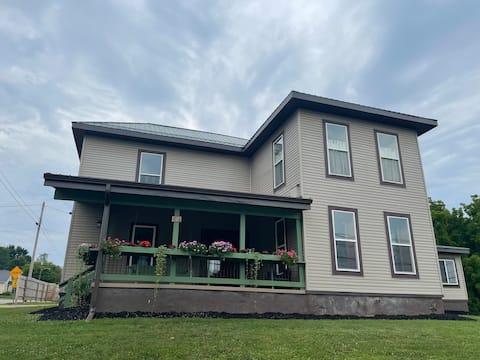 Beautiful Manor with 4 bedrooms and 3 baths