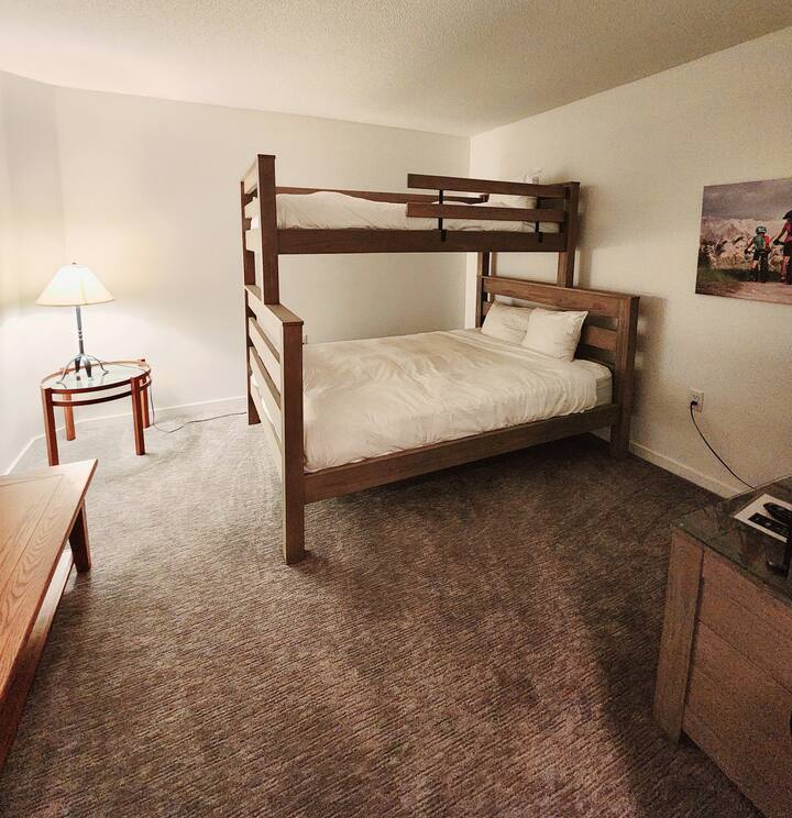 Den/tercer dormitorio con litera (Queen abajo y Twin arriba)