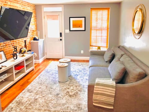 Popular Airbnb listing: Stunning & charming 3 Bdrm townhouse in Baltimore in Canton