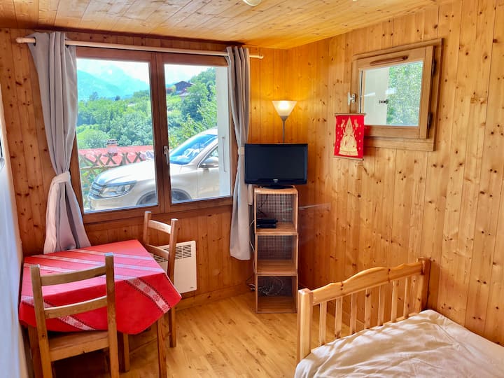 Единечна спална соба со простор на бирото и поглед на масивот Мон Блан. 