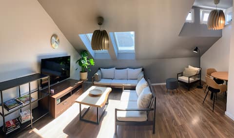 Cosy loft apartment in the center w private parkin