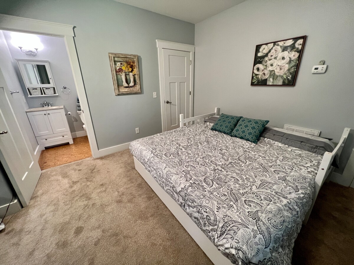 主睡眠区设有一张2米宽双人床、独立的单人床和2米宽双人床。