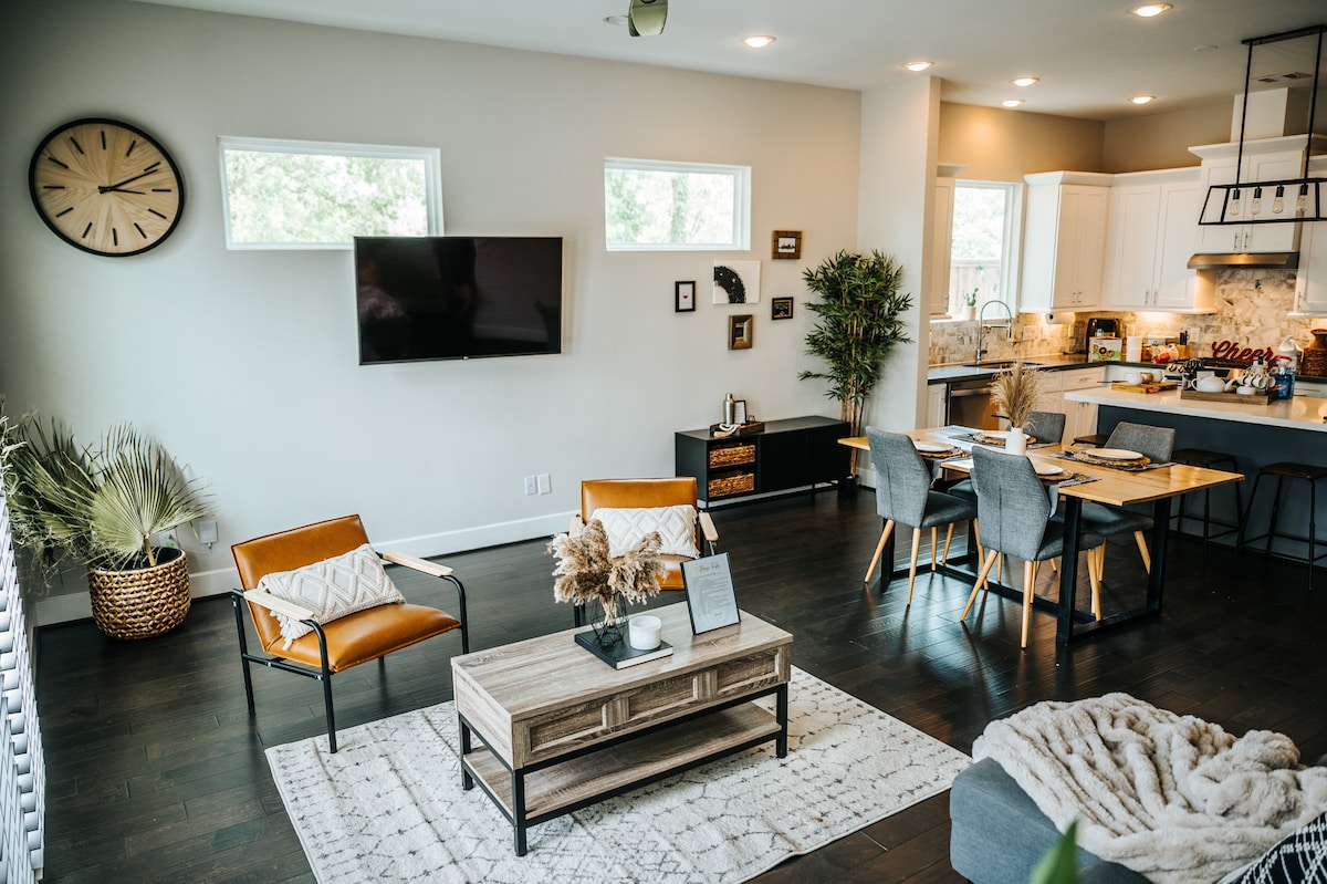 Top performing Airbnb: Deluxe Oasis Hottub Center of Houston Paradise in Greater Fifth Ward