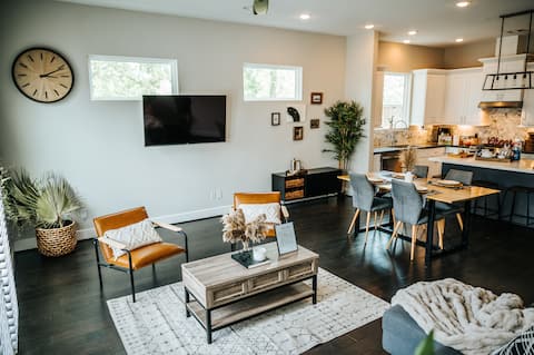 Top performing Airbnb: Deluxe Oasis Hottub Center of Houston - Retreat in Greater Fifth Ward
