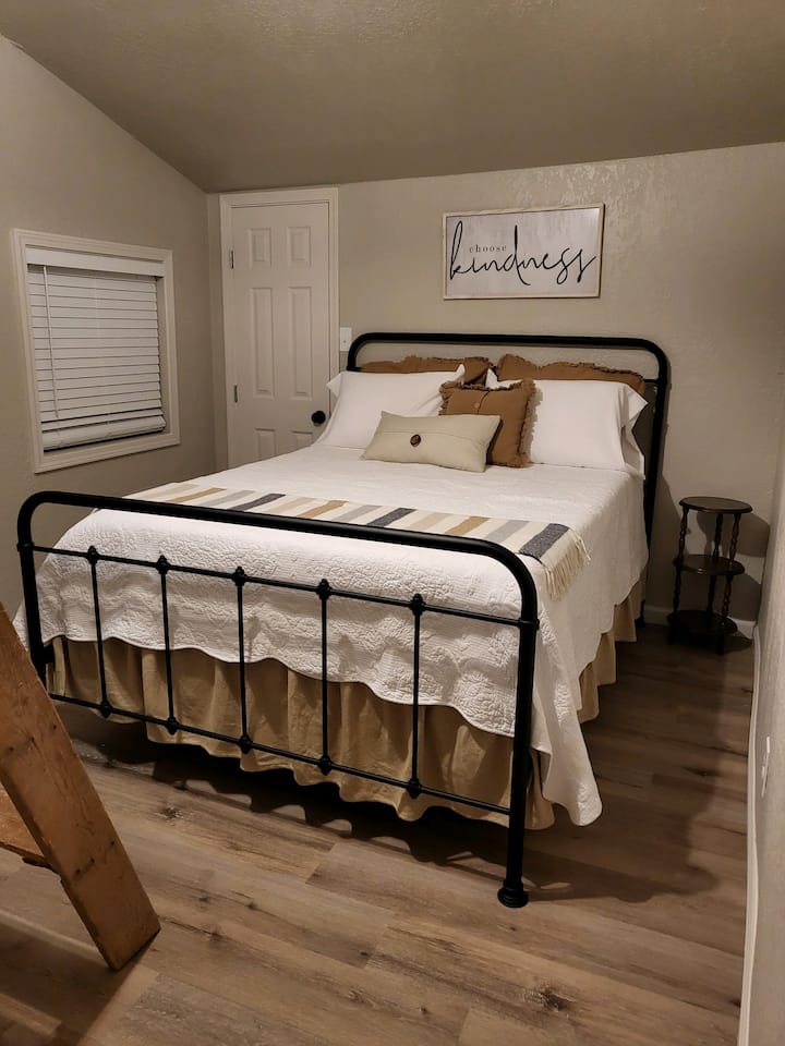 Основна спалня тип Куин със самостоятелен санитарен възел 