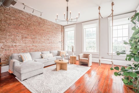 Popular Airbnb listing: Light & Airy, Spacious 2B 2Bath Downtown City View in Mt. Auburn