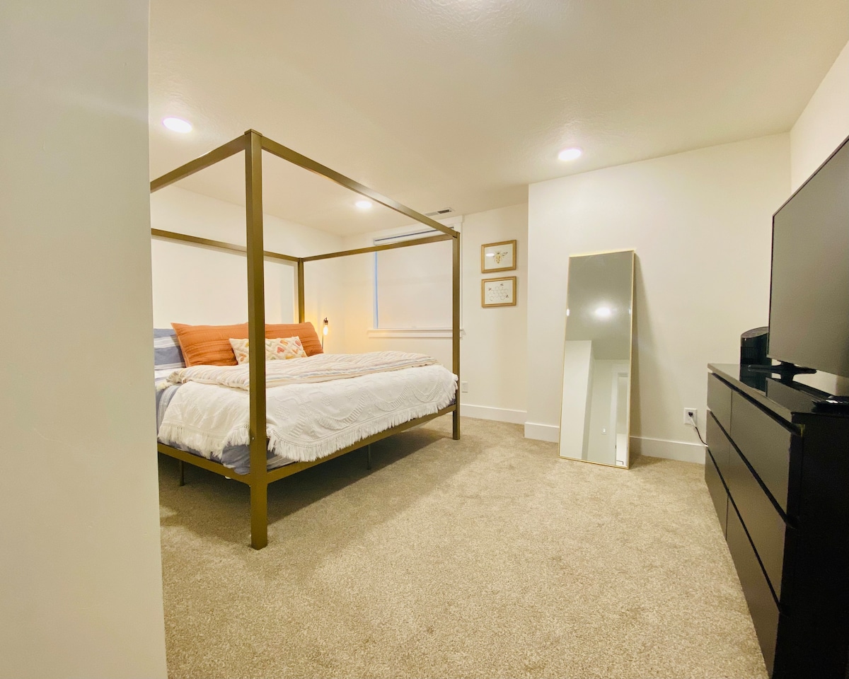 Chumba cha kulala cha kujitegemea chenye kitanda cha ukubwa wa king, kilichobuniwa kwa ajili ya usiku wa utulivu na mapumziko. Inajumuisha televisheni kubwa ya HD ya inchi 58.