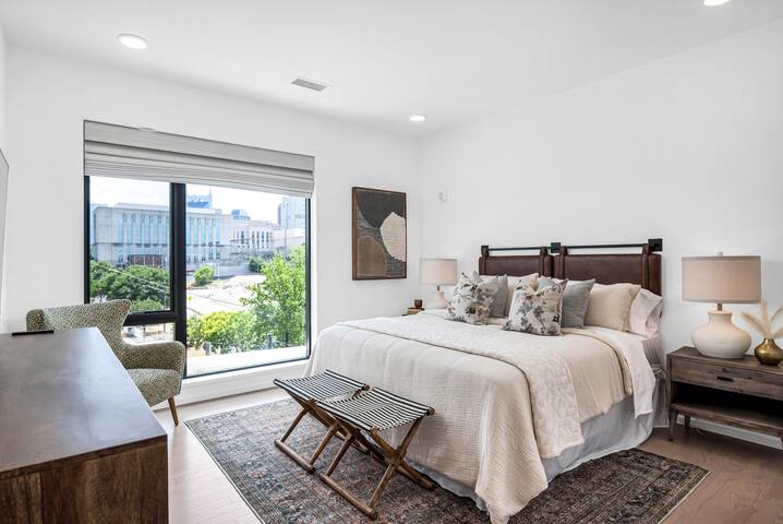 Penthouse River View Walk Downtown +Garage Parking gallery image 5