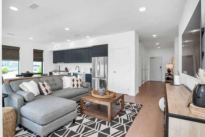 Penthouse River View Walk Downtown +Garage Parking gallery image 2