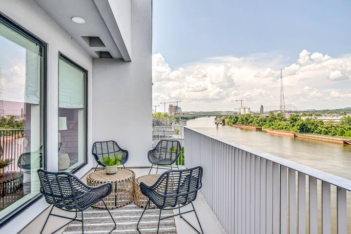 Penthouse River View Walk Downtown +Garage Parking gallery image 3