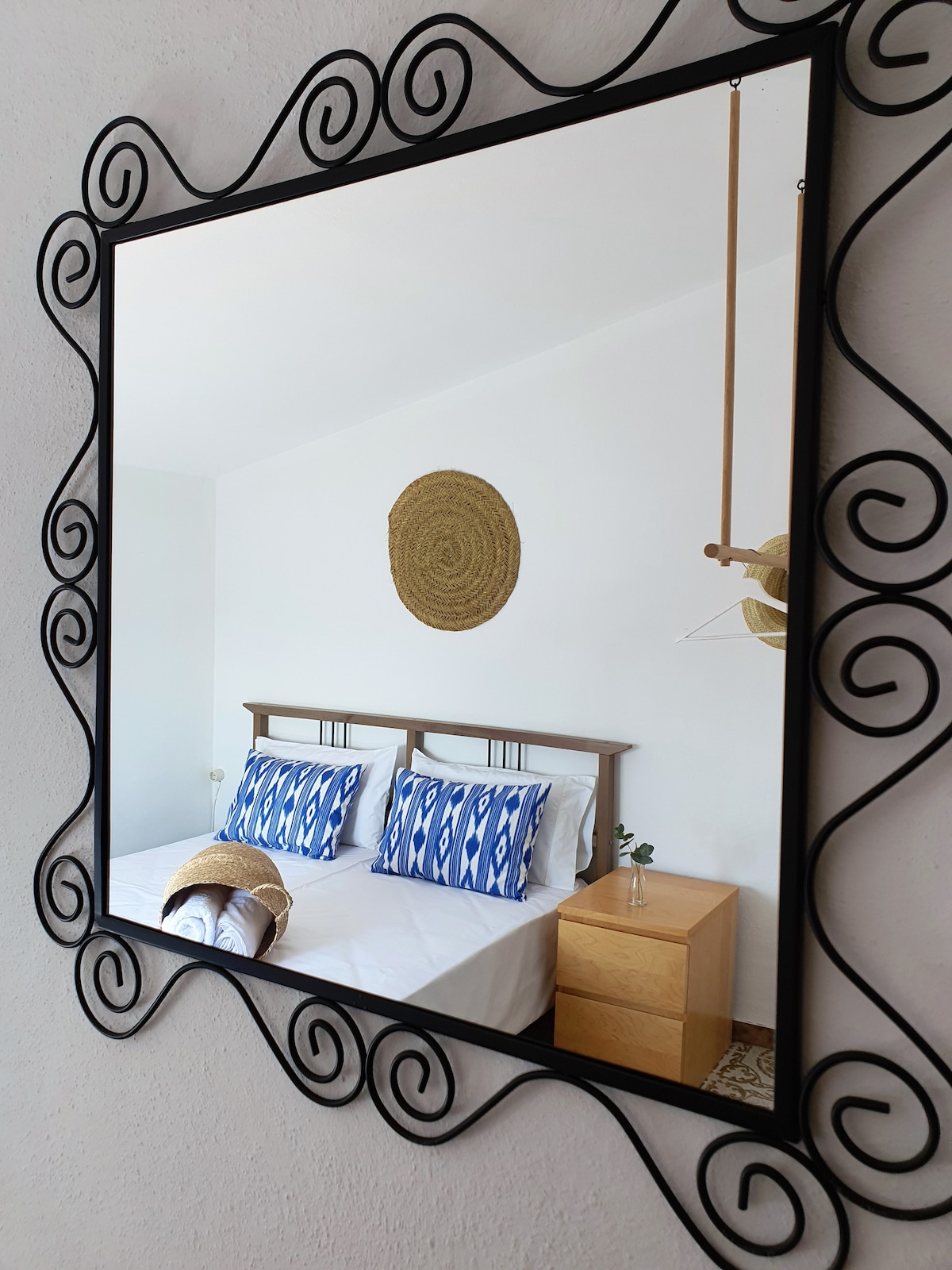 HABITACIÓN A TRAVÉS DEL ESPEJO