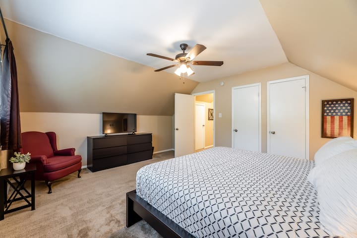 Одморете се во креветите со двојна големина, опремени  со професионално исчистена постелнина по секој престој