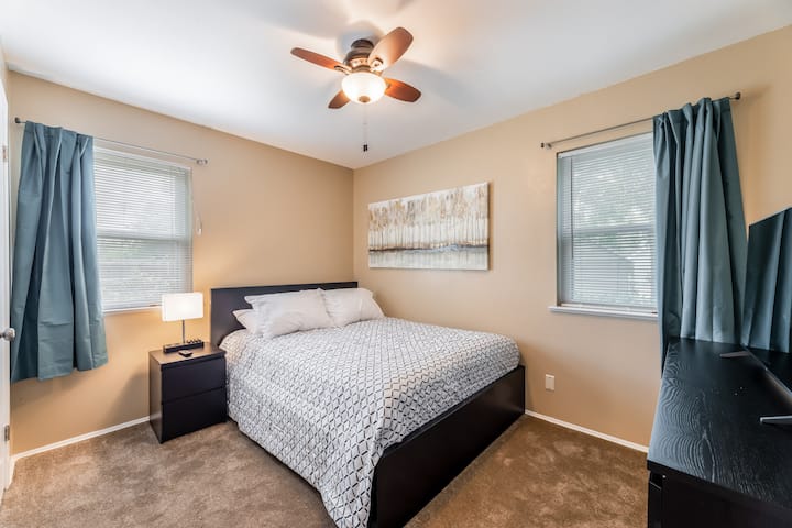 Брачен кревет за добар одмор навечер или дремка во текот на денот.