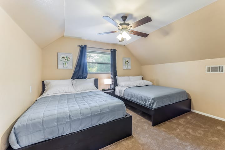 Одморете се во креветите со двојна големина, опремени  со професионално исчистена постелнина по секој престој