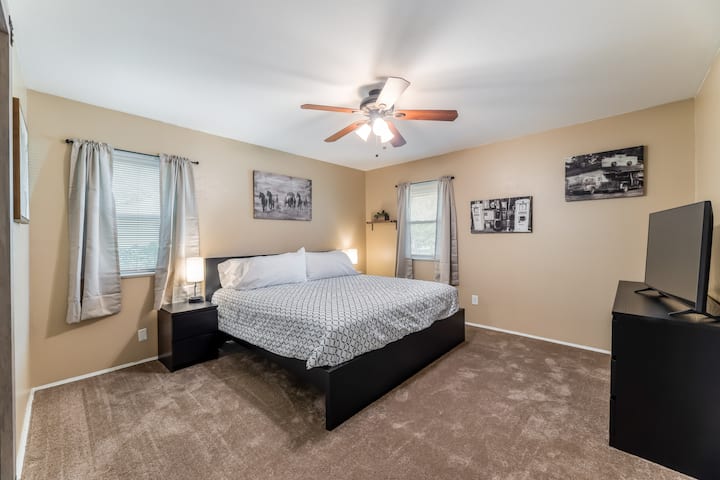 Одморете се во креветите со двојна големина, опремени  со професионално исчистена постелнина по секој престој