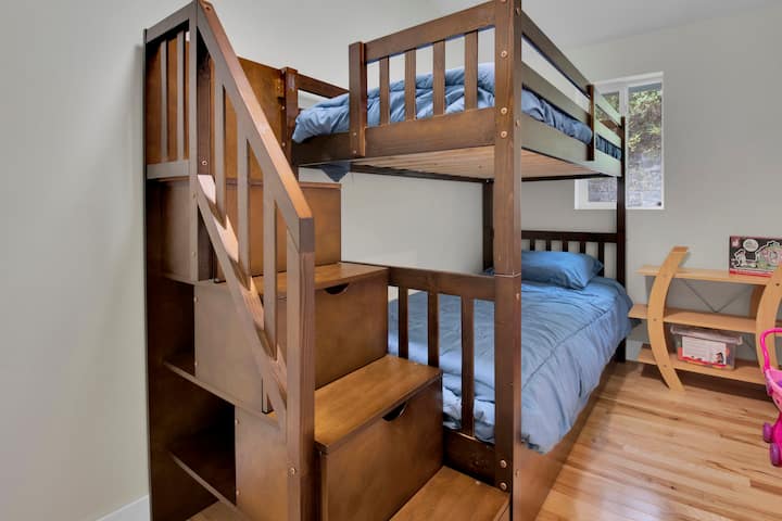 Кревети на спрат во бонус соба до кои се пристапува преку главната спална соба - максимална тежина 165 фунти